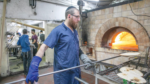 אפיית מצות, פסח 2022 (צילום: יוסי אלוני, פלאש 90)