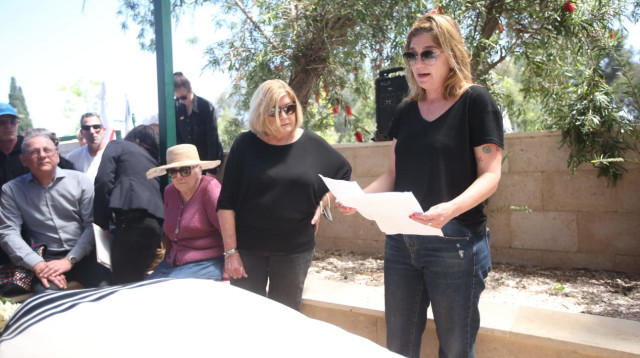 הלוויתו של אלכס גלעדי (צילום: אודי ציטיאט)