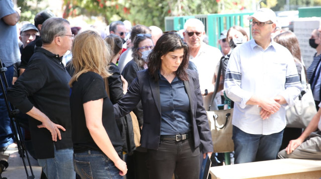 יעל ארד בהלוויה (צילום: אודי ציטיאט)