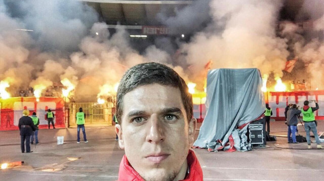 "לפני פרטיזן פתאום מביאים שף, קונים ציוד, קוצצים את הדשא וההנהלה מסתובבת". עידן ורד בסלפי מבלגרד (צילום: באדיבות המצולמים)