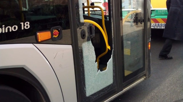 אוטובוס אגד שנרגם באבנים סמוך להר הבית (צילום: שימוש לפי סעיף 27א')