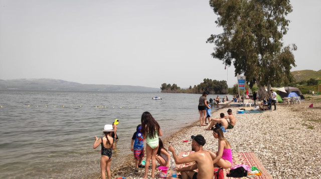מזג אוויר שרבי, מטיילים בחוף סוסיתא (צילום: טלי בר, איגוד ערים כינרת)