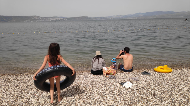 מזג אוויר שרבי, מטיילים בחוף סוסיתא (צילום: טלי בר, איגוד ערים כינרת)
