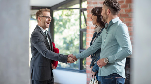 כל מה שצריך לדעת על התנאים בהם רשאי מתווך לגבות דמי תיווך (צילום: Zero Creatives gettyimages)