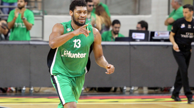 שחקן מכבי חיפה טוני מיטשל (צילום: אדריאן הרבשטיין)