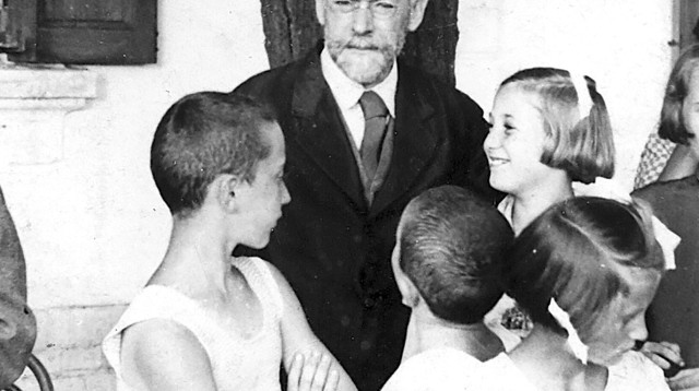 יאנוש קורצ'אק (במרכז) (צילום: באדיבות ארכיון בית לוחמי הגטאות)