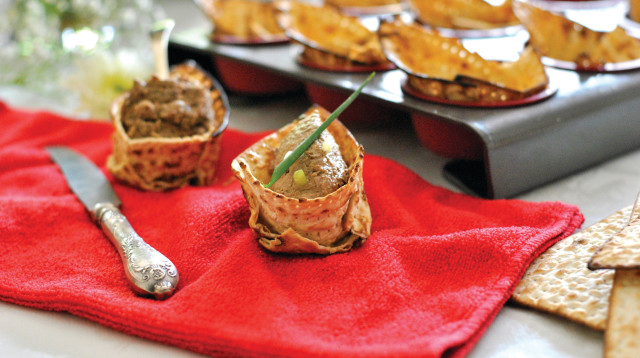 סירות מצה וכבד קצוץ (צילום: פסקל פרץ-רובין)