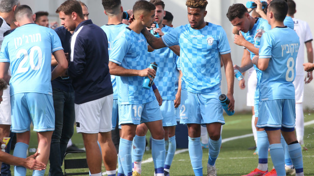 מייקל צ'ילאקה ושחקני בית"ר תל אביב בת ים (צילום: אודי ציטיאט)