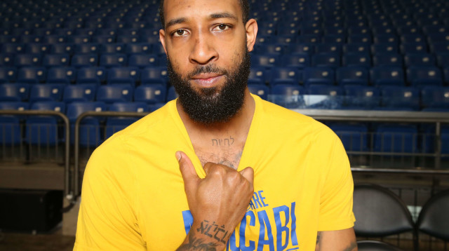 "רציתי כתובות שאינן באנגלית, ובמזל יצא שאני משחק השנה בישראל". מציג את הקעקועים "לחיות" ו"אהבה" (צילום: אודי ציטיאט)