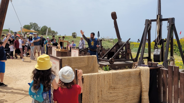 מטיילים בחול המועד פסח בגן לאומי אפולוניה  (צילום: אדר סטולרו מליחי, רשות הטבע והגנים)