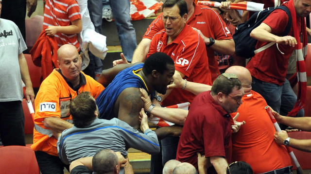 סופוקליס שחורציאניטיס קופץ לתוך יציע אוהדי הפועל תל אביב (צילום: ברני ארדוב)