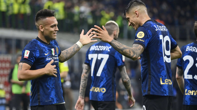 שחקן אינטר לאוטרו מרטינס חוגג עם חואקין קוראה (צילום: GettyImages, Stefano Guidi)