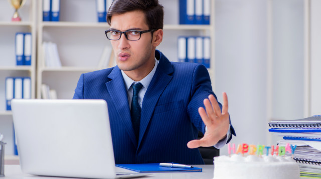 יום הולדת בעבודה (צילום: אינג'אימג')