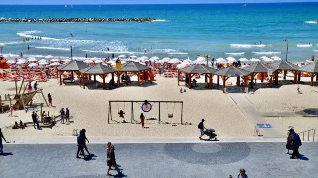 מתרחצים בחוף בתל אביב (צילום: אבשלום ששוני)