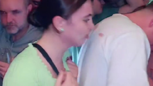 נישקה את גבם של גברים תמימים (צילום: צילום מסך טיקטוק)