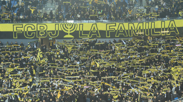 מועד הדרבי לא ישונה. אוהדי בית"ר (צילום: ברני ארדוב)