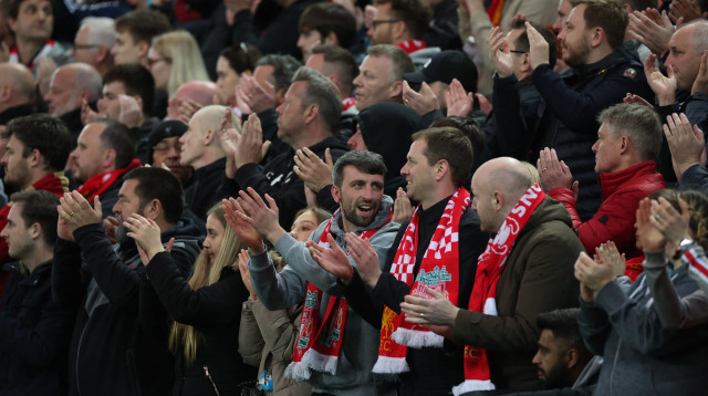 מחווה מרגשת ויוצאת דופן מצד אוהדי ליברפול (צילום: רויטרס)