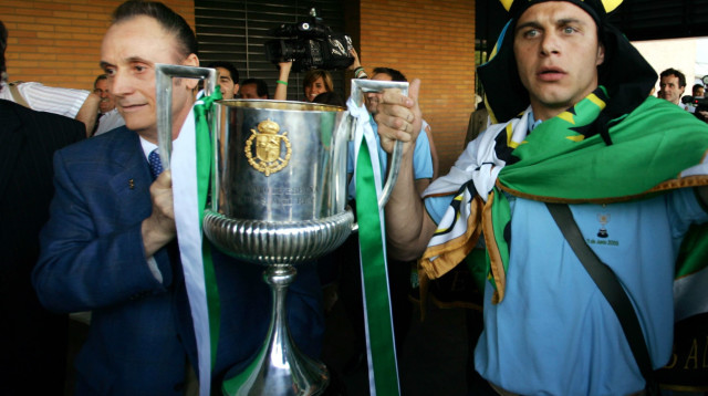 הנשיא דאג לטרטר אותו לפני המעבר לוולנסיה. חואקין עם מנואל לואיס דה לופרה והגביע ב-2005 (צילום: רויטרס)