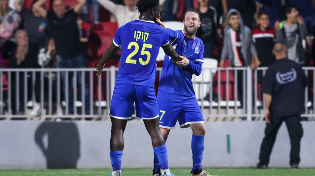 שחקני בני ריינה ריף מסיקה, בנג'מין קוקו (צילום: מאור אלקסלסי)