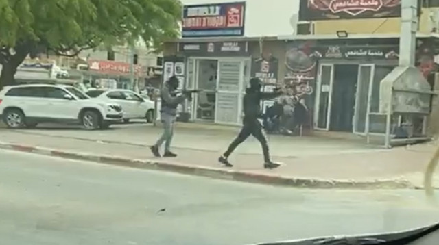 רעולי פנים יורים לעבר בתי עסק ברהט (צילום: שימוש לפי סעיף 27א')