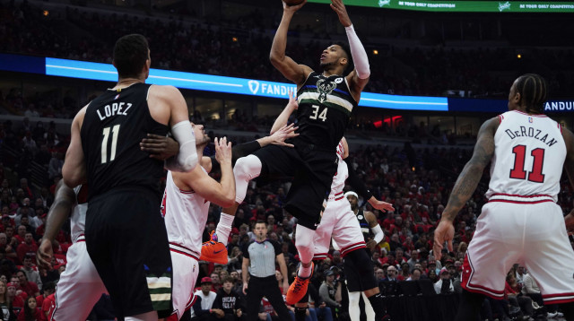 שוב לקח הכל עליו. אנטטוקומפו (צילום: רויטרס)