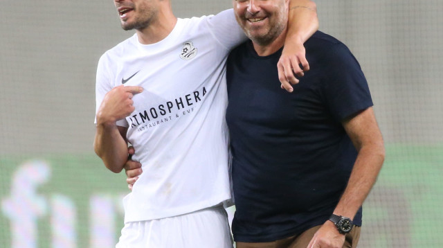 מאמן מ.ס. אשדוד רן בן שמעון עם נאור סבג (צילום: אודי ציטיאט)