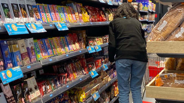 אוספים מוצרי שטראוס מהמדפים  (צילום: אבשלום ששוני)