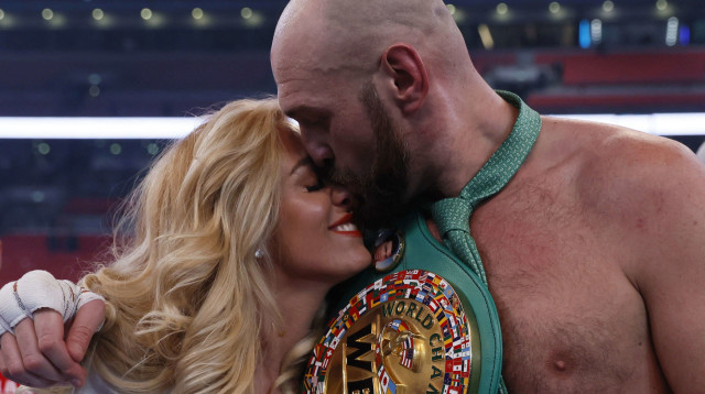 הבטיח לה שיפרוש. פיורי ואשתו פריס (צילום: רויטרס)