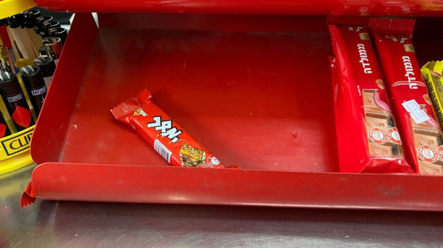 אוספים מוצרי שטראוס מהמדפים בעקבות החשש מסלמונלה (צילום: אבשלום ששוני)