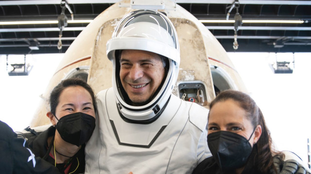 איתן סטיבה לאחר נחיתת הדרגון (צילום: Courtesy of SpaceX)