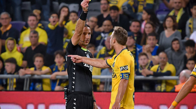 איתן שמואלביץ' שופט כדורגל ישראלי שולף כרטיס צהוב לקשר מכבי תל אביב דן גלזר (צילום: אריאל שלום)