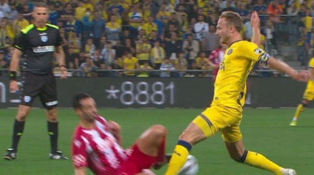 שווה אדום? לדעתם של אנשי ה-VAR – לא (צילום: צילום מסך, מתוך טוויטר)