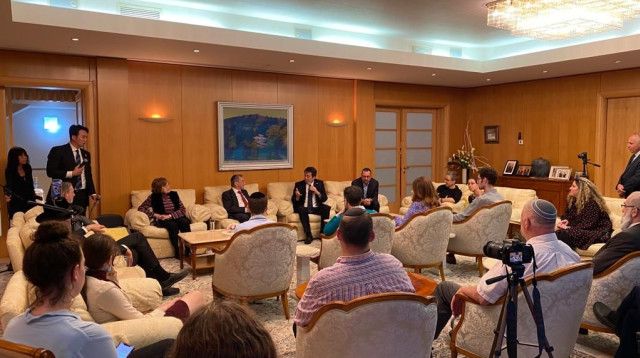 זיכרון בסלון במעונו של שגריר יפן (צילום: דנה נחום הרמן)