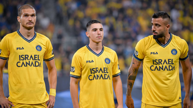 שחר פיבן (מימין), אוסקר גלוך, ג'ורג'ה יובאנוביץ' שחקני מכבי תל אביב (צילום: אריאל שלום)