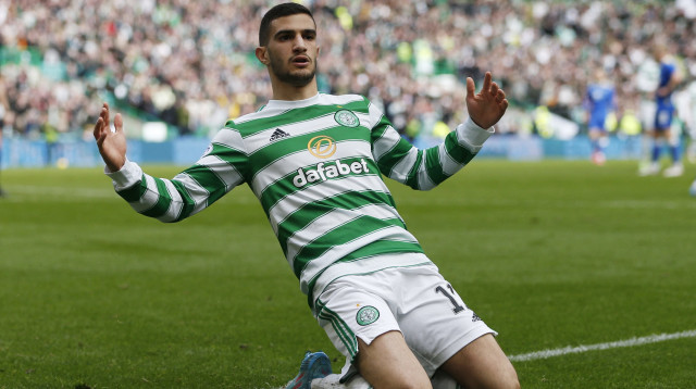 ליאל עבדה שחקן סלטיק חוגג שער (צילום: רויטרס)