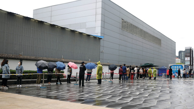 תורים לבדיקת קורונה בבייג'ינג (צילום: רויטרס)