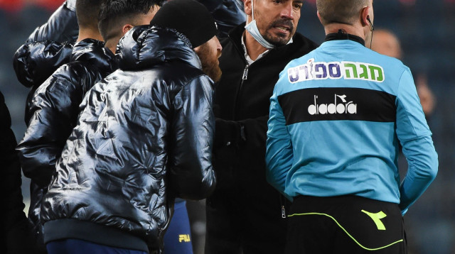 יואב זיו מתלונן על הכרטיס האדום נגד מכבי תל אביב (צילום: ברני ארדוב)