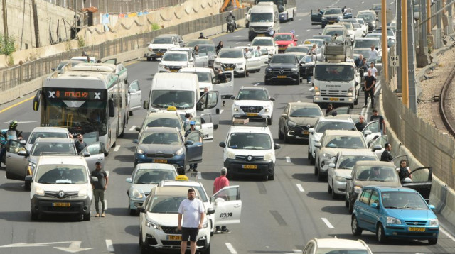 צפירת יום הזיכרון לשואה ולגבורה (צילום: אבשלום ששוני)