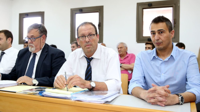 תובע ההתאחדות לכדורגל ניר רשף עם היועץ המשפטי אפרים ברק (צילום: יוסי ציפקיס)