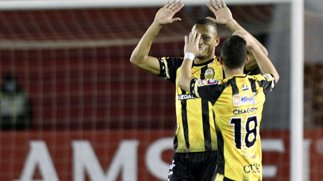 שחקן דפורטיבו טאצ'ירה אנתוני אוריבה חוגג שער (צילום: GettyImages, AIZAR RALDES/AFP)