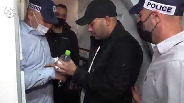 ליאור חדד נעצר עם נחיתתו בארץ (צילום: דוברות המשטרה)