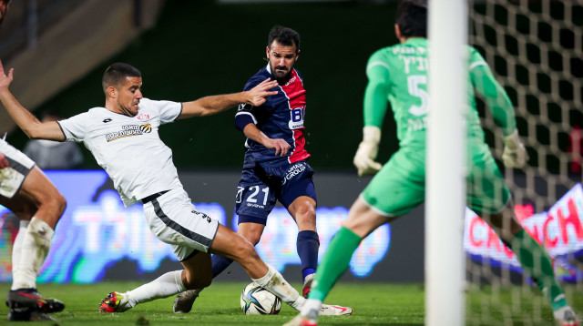 עומר פדידה שחקן הפועל נוף הגליל מול עידו לוי שחקן הפועל חדרה (צילום: מאור אלקסלסי)