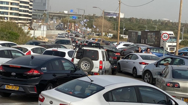 שיבושים ועומסים בחופי הצוק בתל אביב (צילום: אבשלום ששוני)