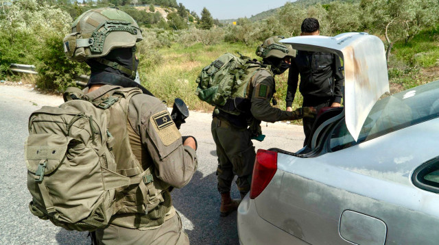 המצוד אחרי המחבלים בכפר קראוות בני-חסן (צילום: דובר צה"ל)