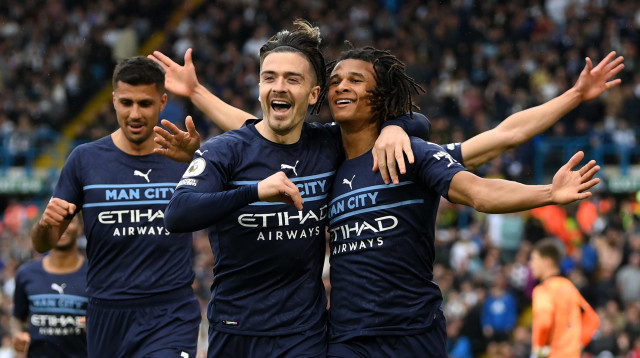 שחקן מנצ'סטר סיטי נתן אקה חוגג עם ג'ק גריליש (צילום: GettyImages, Michael Regan)