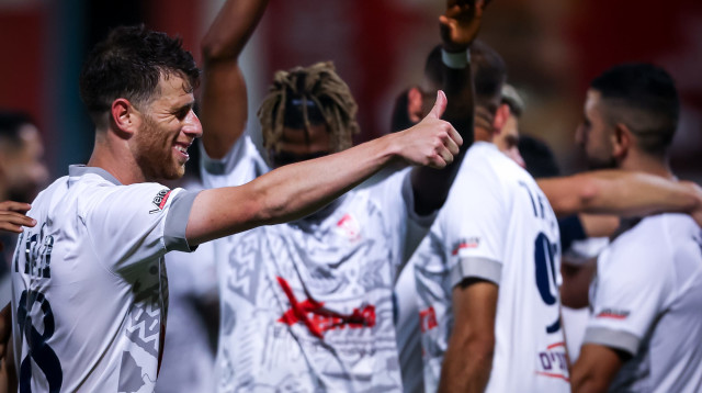 שחקני בני סכנין חוגגים עם גיא מלמד (צילום: מאור אלקסלסי)