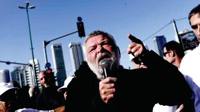 אילן גילאון בהפגנה (צילום: תומר נויברג, פלאש 90)