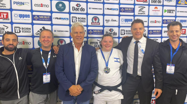 אליפות היסטורית לנבחרת הנשים. רז הרשקו והצוות (צילום: אתר רשמי, איגוד הג'ודו)