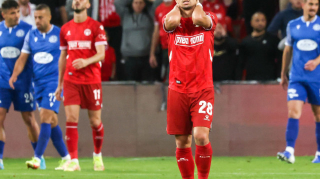 שחקן הפועל באר שבע אנדרה מרטינס מתוסכל (צילום: דני מרון)