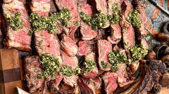 נתחי אנטריקוט על העצם (טומהוק) עם רוטב צ'ימיצ'ורי (צילום: נטע מייסלוס)